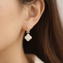 幸運四葉貝母垂墜耳環